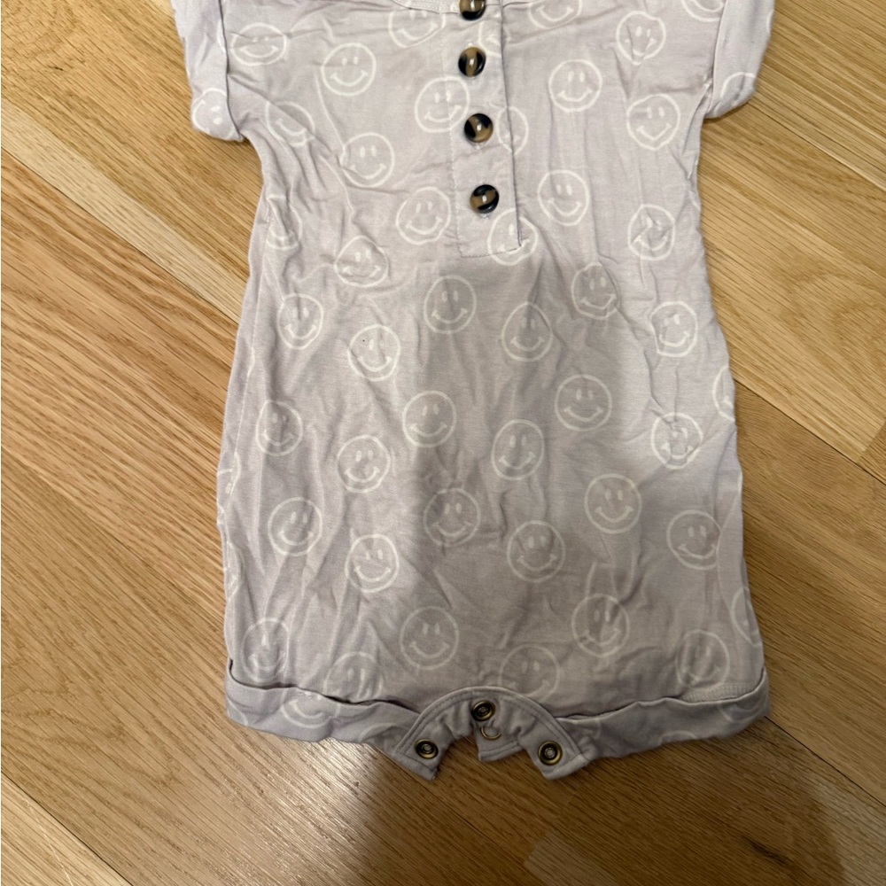 Baby Short-Sleeve One-Piece Bodysuit in Light Gray with Smiley Print